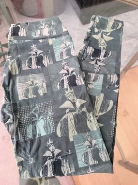 Villain Print Leggings in Teal and Cream